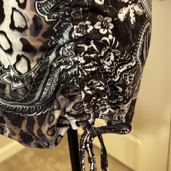 The pyramid collection animal print floral top size small - Picture 4 of 7